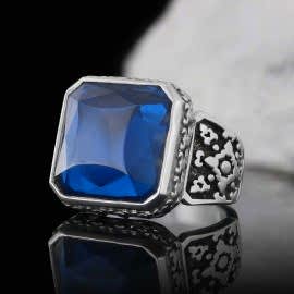 Özel Üretim Kare Taşlı Yanları Motifli Gümüş Yüzük