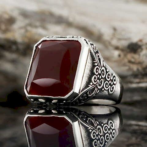 Kırmızı Akik Taşlı Yanları Motifli Gümüş Erkek Yüzük