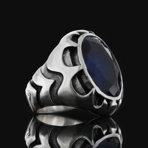Safir Taşlı Yüzüklerle Işıldayın ve Şıklığınızı Keşfedin, Büyük Safir Taşlı Simetrik Desenli Gümüş Erkek Yüzük