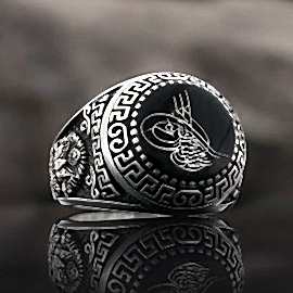 Yuvarlak Siyah Mineli Gümüş Tuğralı Erkek Yüzük